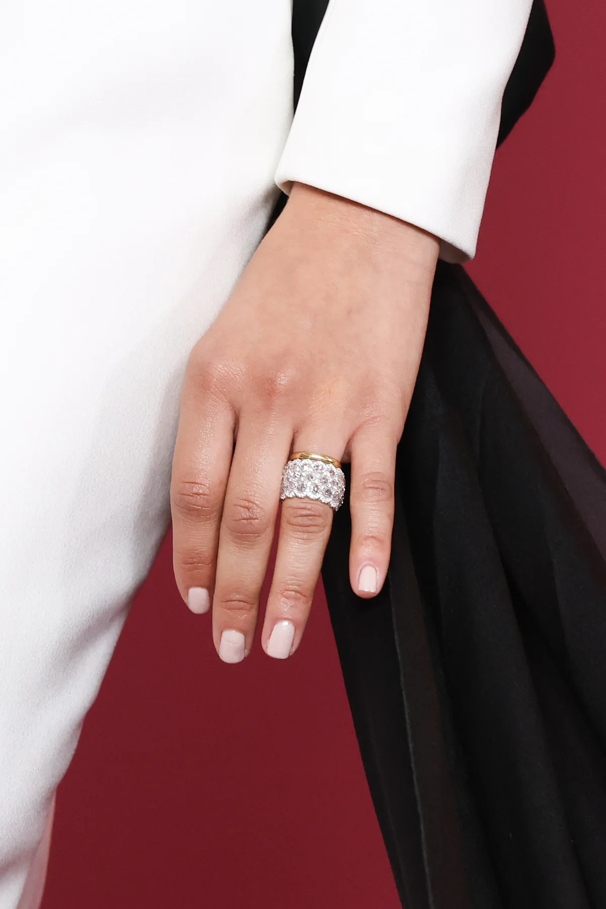 左手の薬指には結婚指輪のようなゴールドの指輪をはめていた