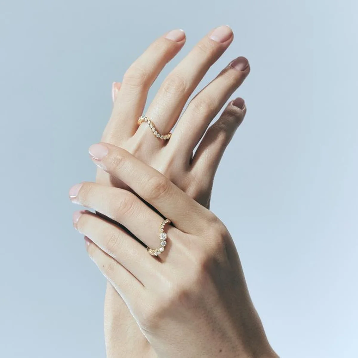 ソフィ ビル ブラーエのダイヤモンドが波打つように綺麗な曲線を描く「Grace Diamond Ring」コレクション。指にしなやかにフィットするラインが特徴