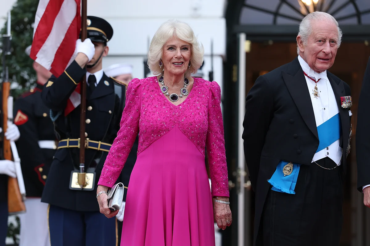 カミラ王妃は晩餐会でティアラを身につけていなかったことも話題に