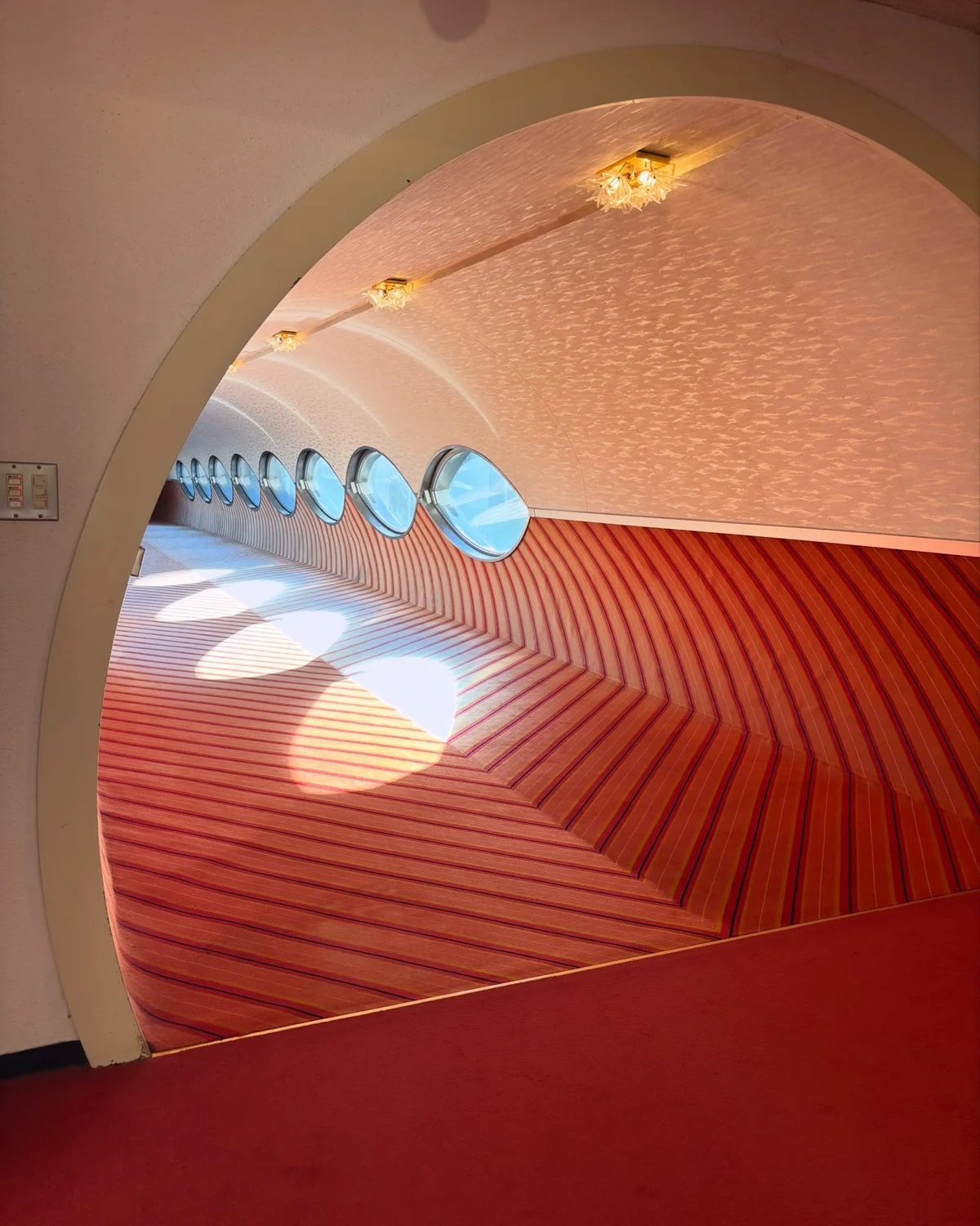 伊東・ハトヤホテル、本館と別館を結ぶ、渡り廊下はいわゆる映えスポットとして有名