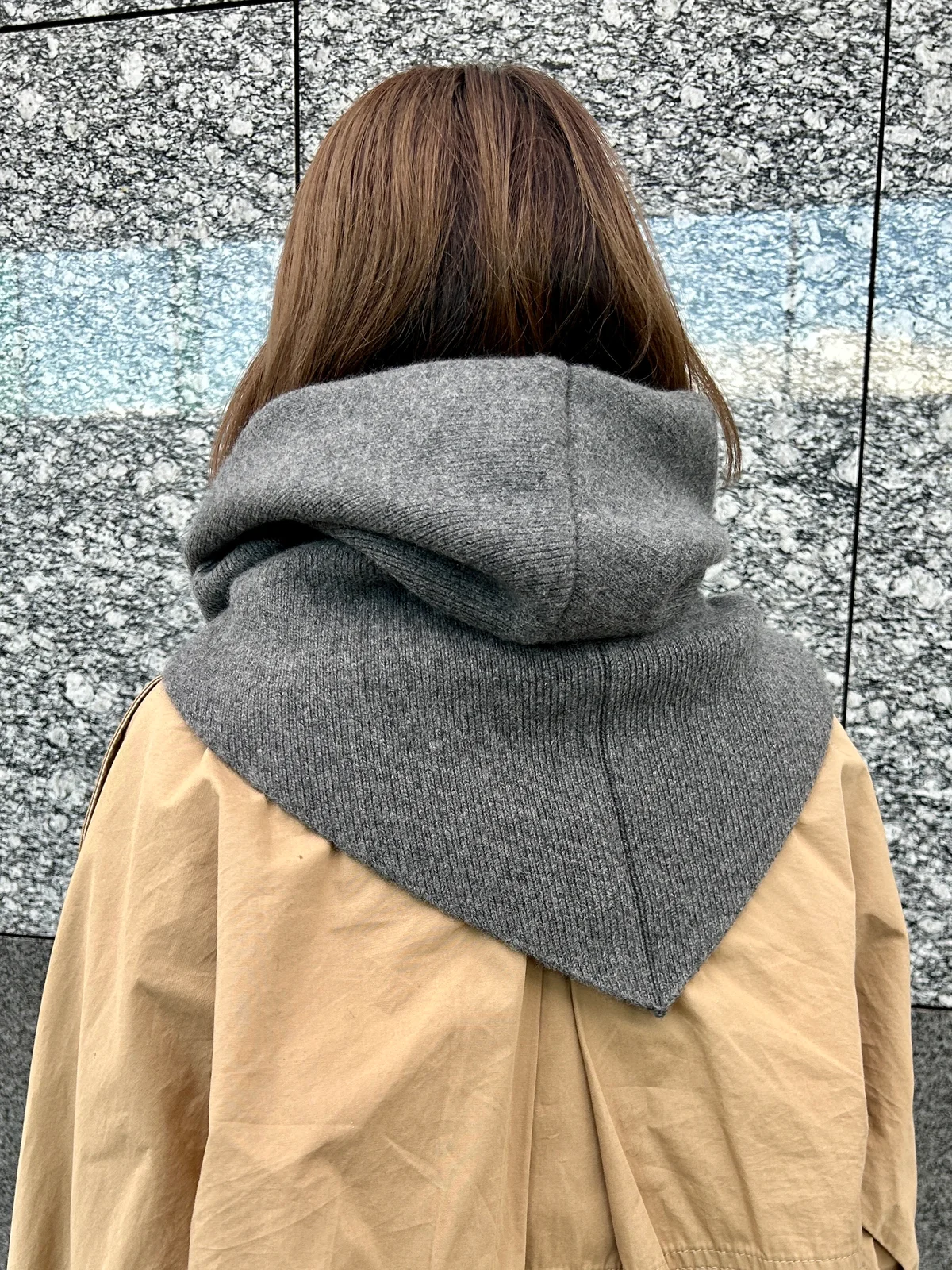 フード付きストールを巻いた後ろ姿