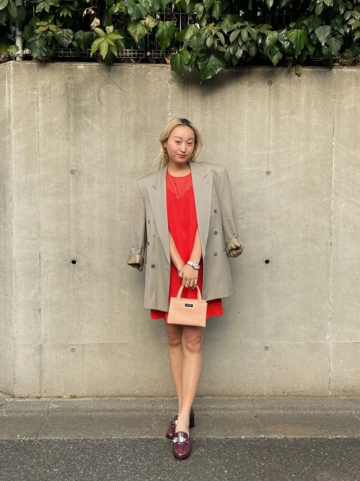 小松美柚子さんは、ケイト・スペード ニューヨークの赤ドレスで結婚式に彩りを