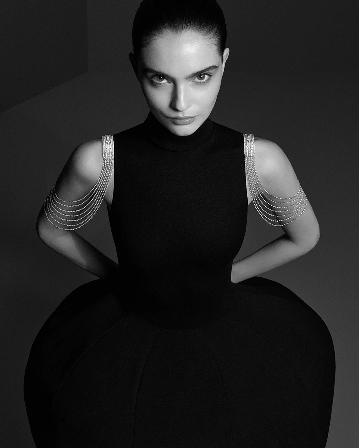 「シルエット」ネックレス〈WG、ダイヤモンド〉