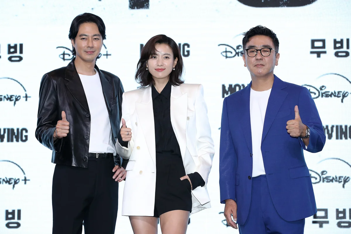 写真左からチョ・インソン、ハン・ヒョジュ、リュ・スンリョン　韓国俳優　ドラマ『ムービング』の制作発表会時の様子。