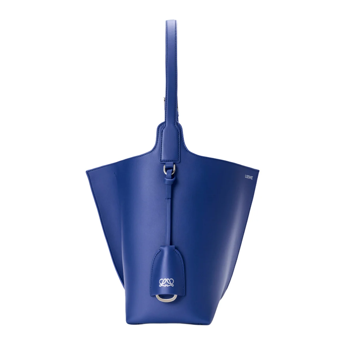 ロエベの「ビルバオ」バケットバッグのサイドには、ボトルオープナー付き