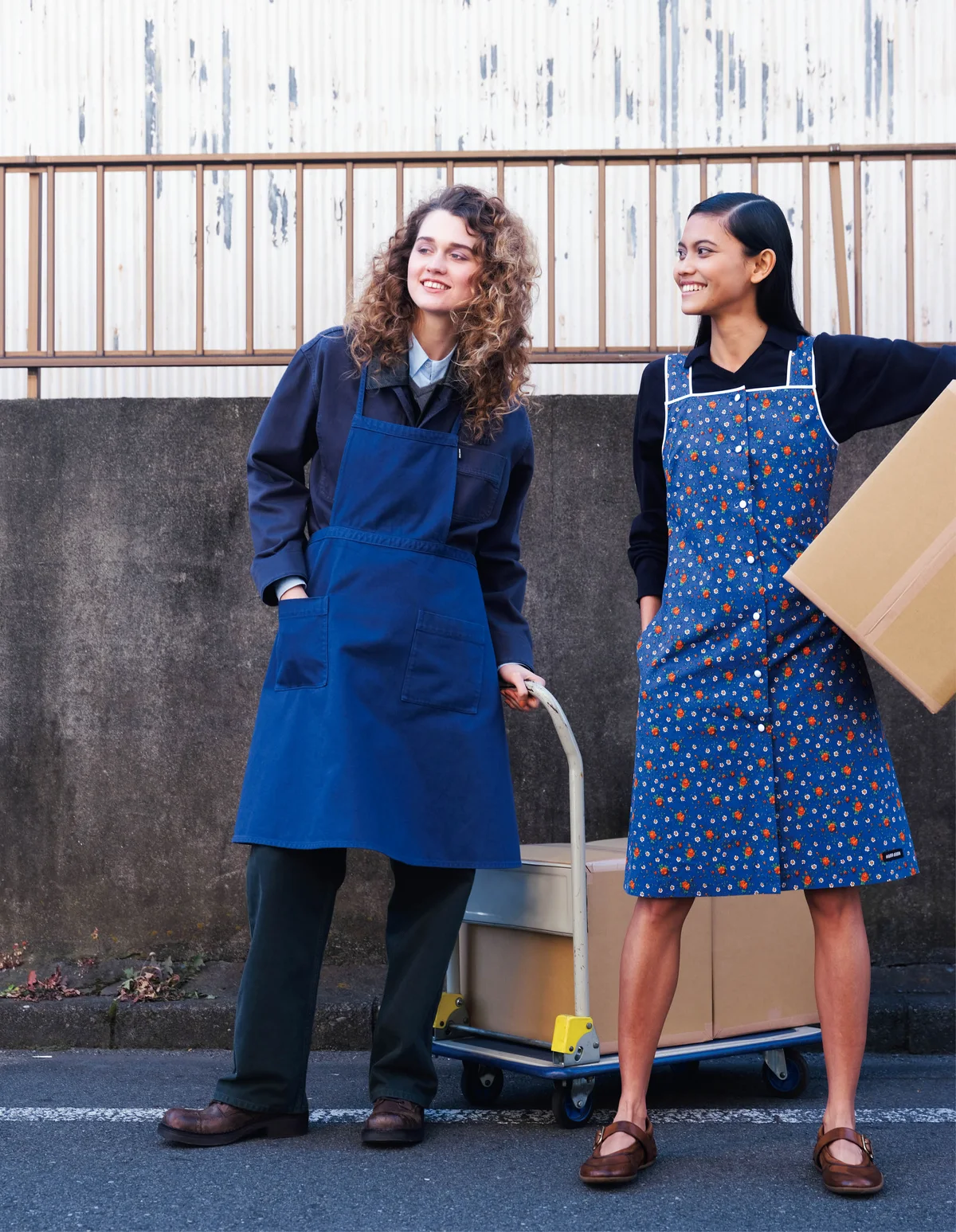 ミュウミュウのエプロンドレス、セーター、シャツ、エプロン、パンツ、靴