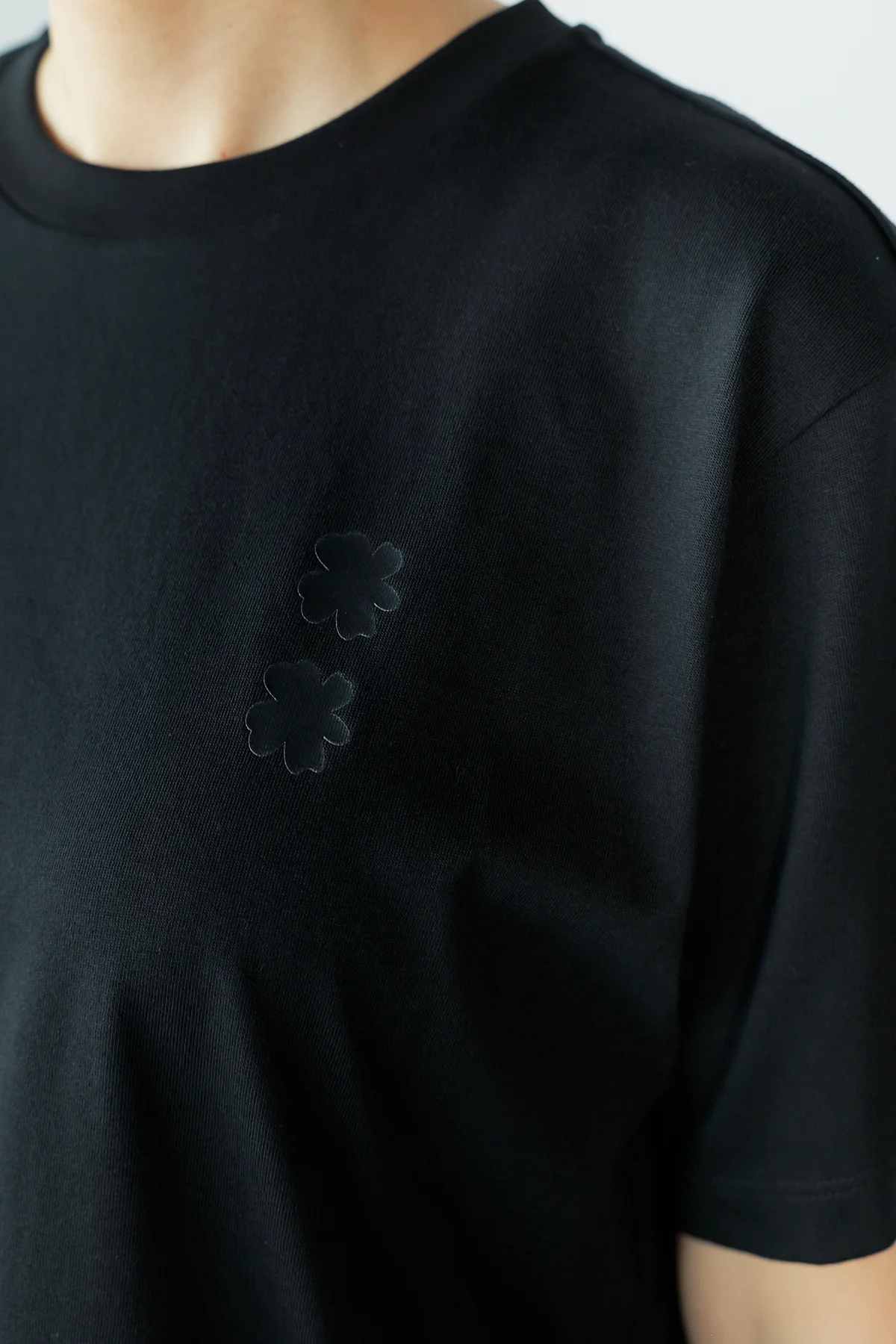 ユニクロ アンド セシリー バンセンのグラフィックTの着用ディテール