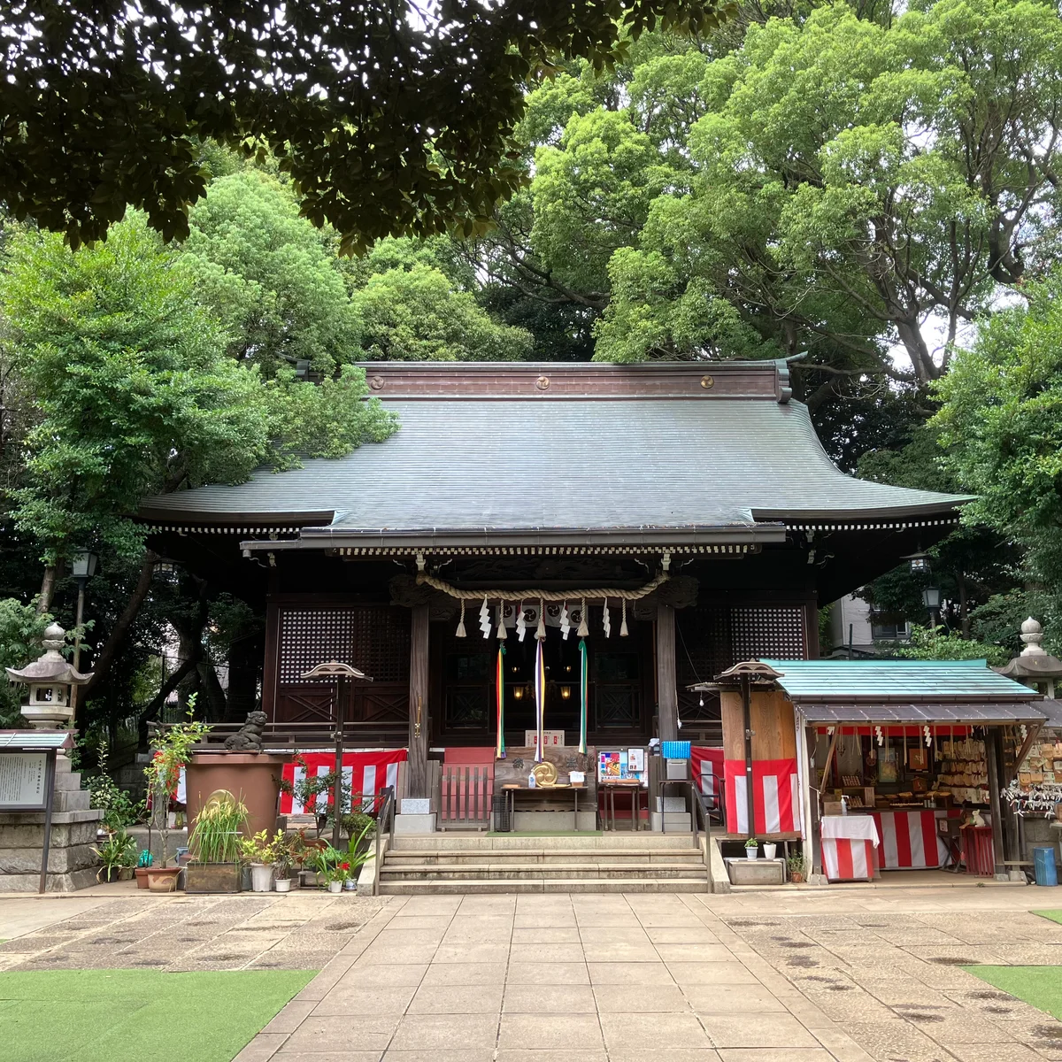 太子堂八幡神社の境内