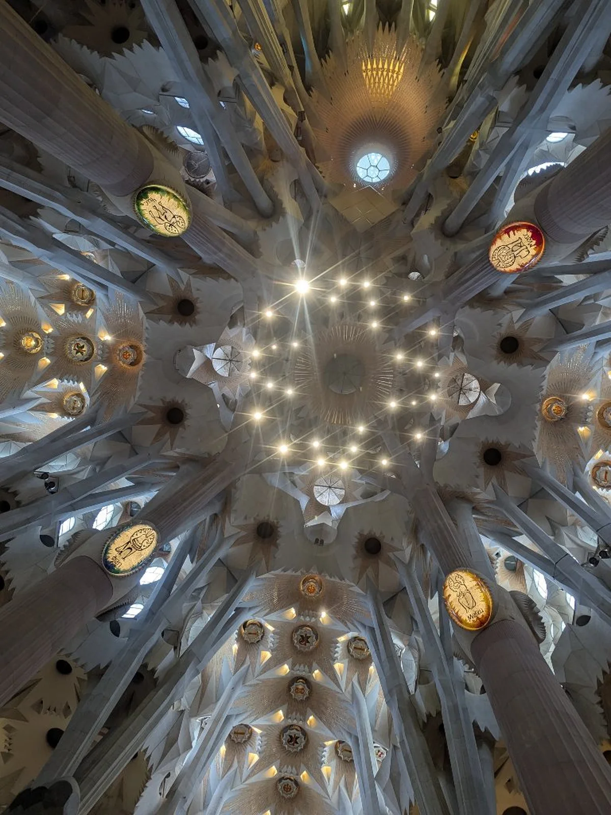 サグラダ・ファミリア　ガウディ　辛酸なめ子　バロセロナ　ステンドグラス