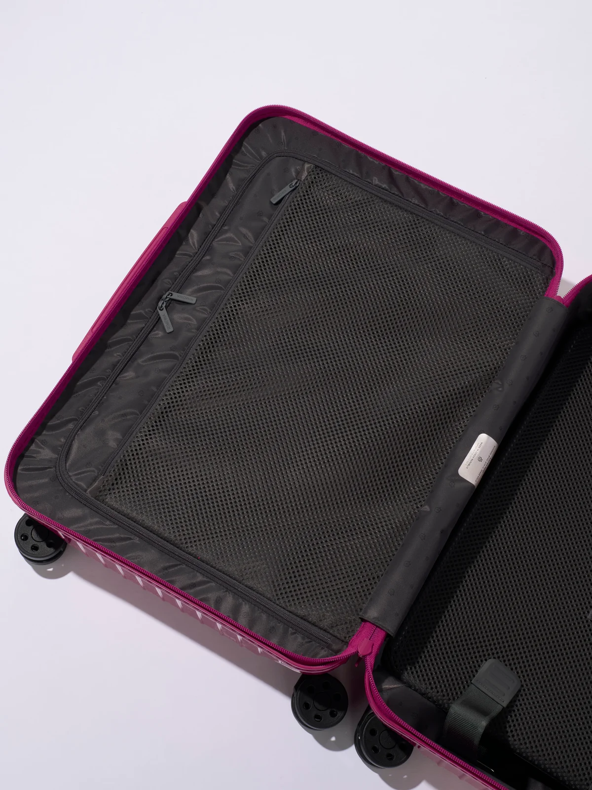 【リモワ】の「Essential キャビン」はメッシュ製ジップポケットで小物も見やすく