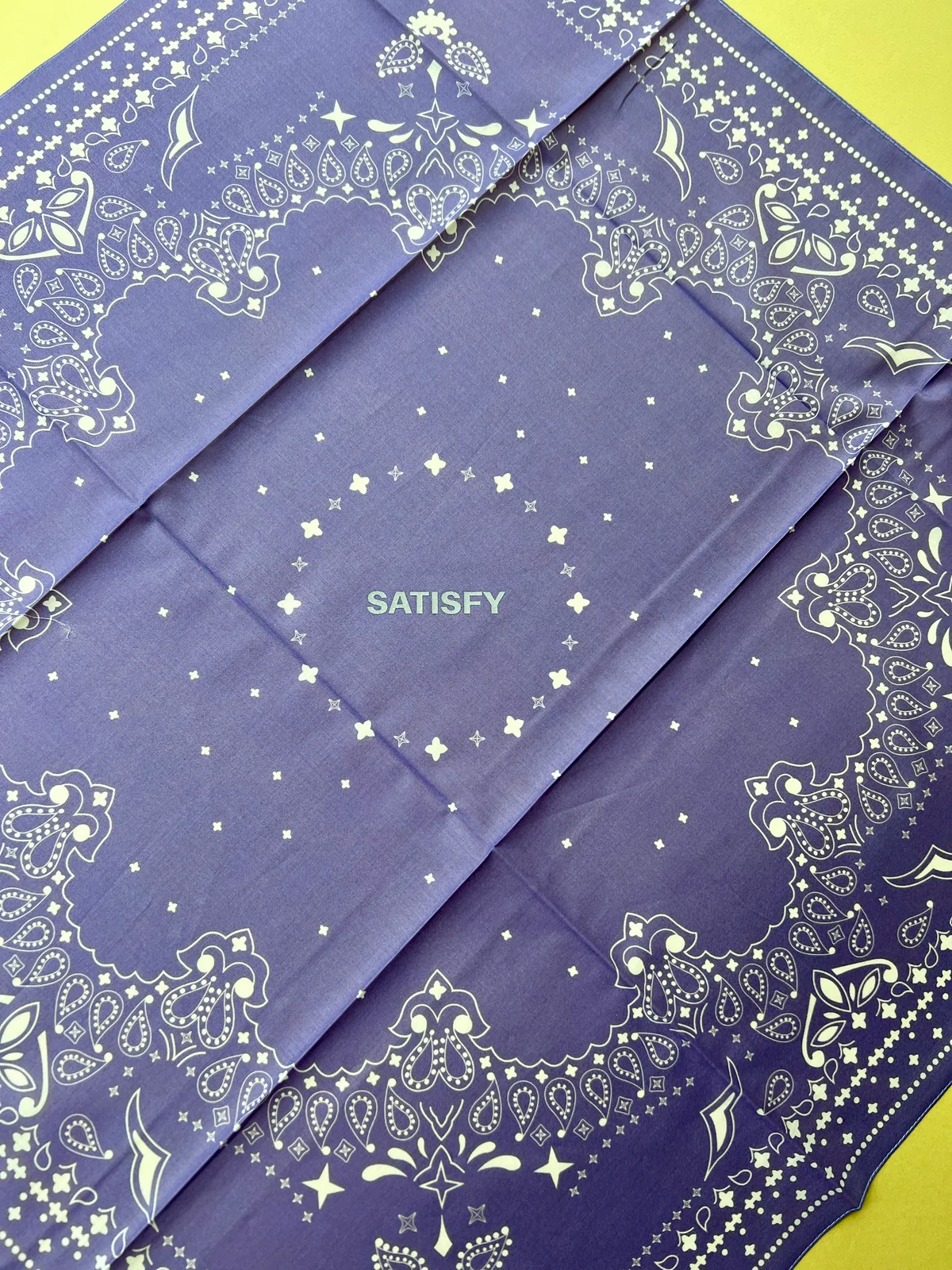 SATISFYのSoftCell™ Bandanaを広げたところ