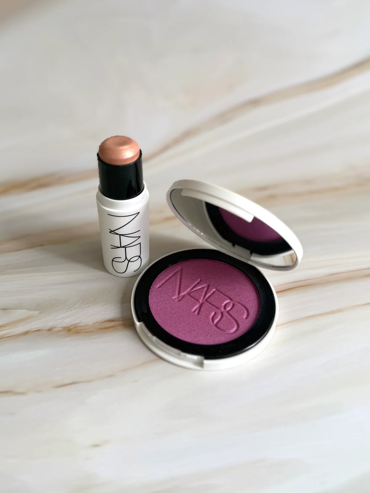 NARS ライトリフレクティング ルミナイジングスティック 04425、同 ライトリフレクティング ルミナイジングブラッシュ 04861の画像