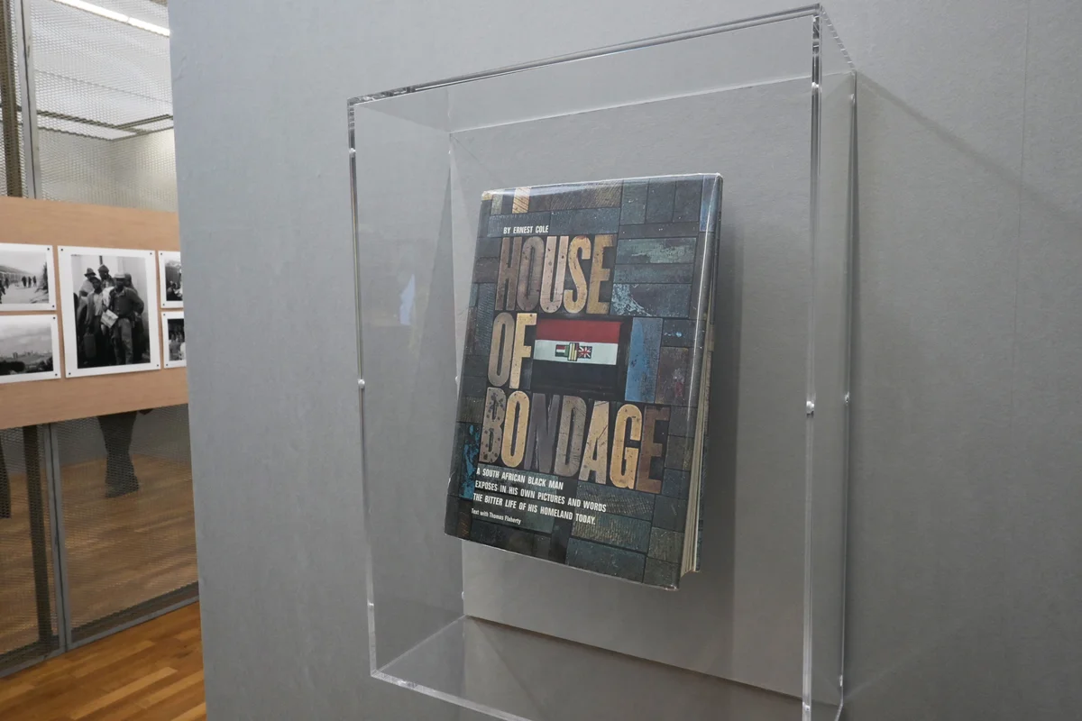 アーネスト・コールの写真集「House of Bondage」の展示風景