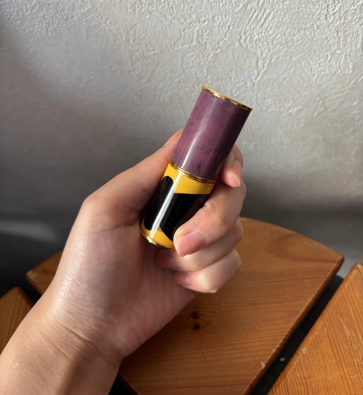 ドリス・ヴァン・ノッテンのリップケースを手に持っている場面