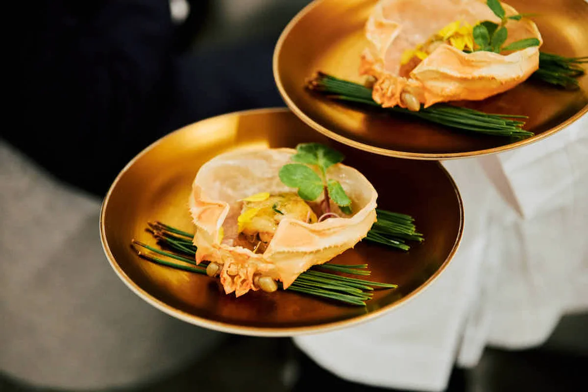 先付としてサーブされた蟹の甲羅盛り。メニュー表には“「先に食べはじめててね」の想いを込めて”とふたりから寄せられた愛嬌たっぷりのメッセージが。