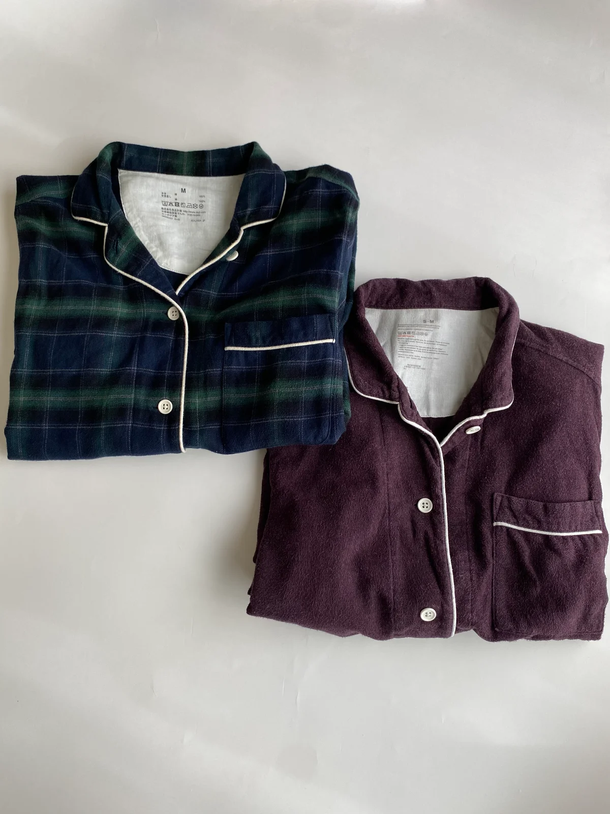 無印良品のフランネルパジャマを色違いで並べている様子