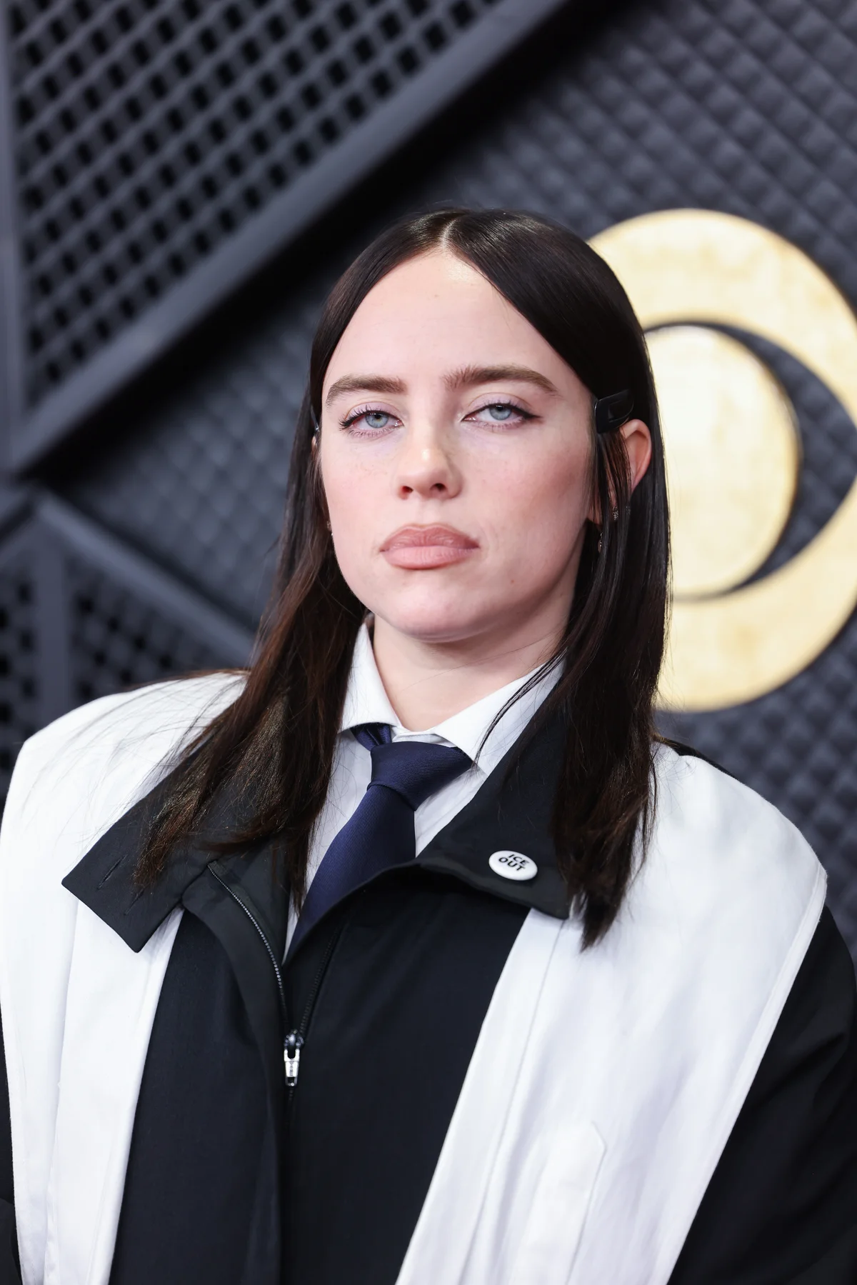 ICE OUTのバッジをつけてグラミー賞授賞式に出席したビリー・アイリッシュ