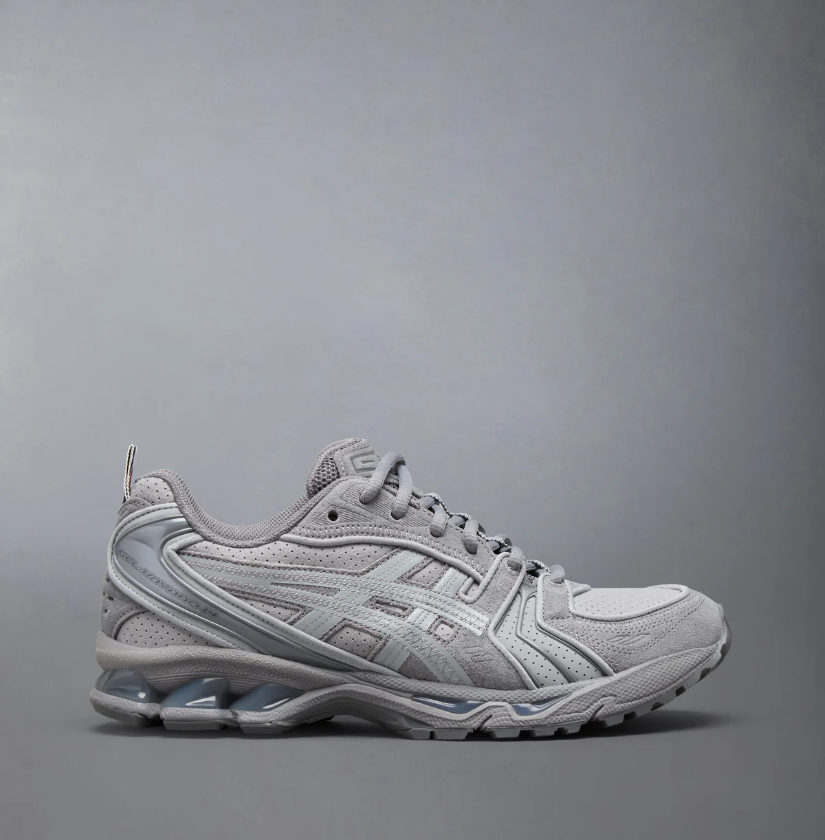 トム ブラウンとアシックスによる初のコラボレーションモデル、GEL-KAYANO 14(ゲルカヤノ 14)はアシックスを代表する「GELテクノロジー」を搭載。