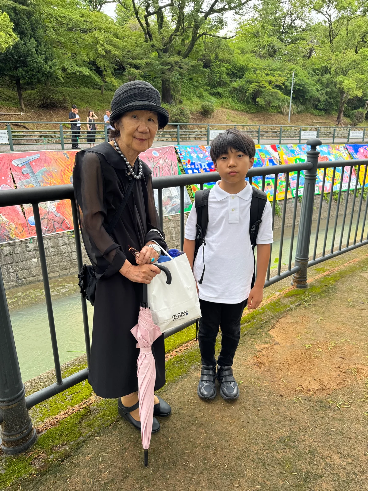 長崎で被爆した三田村静子さんと、交流証言者の細井奏志さん