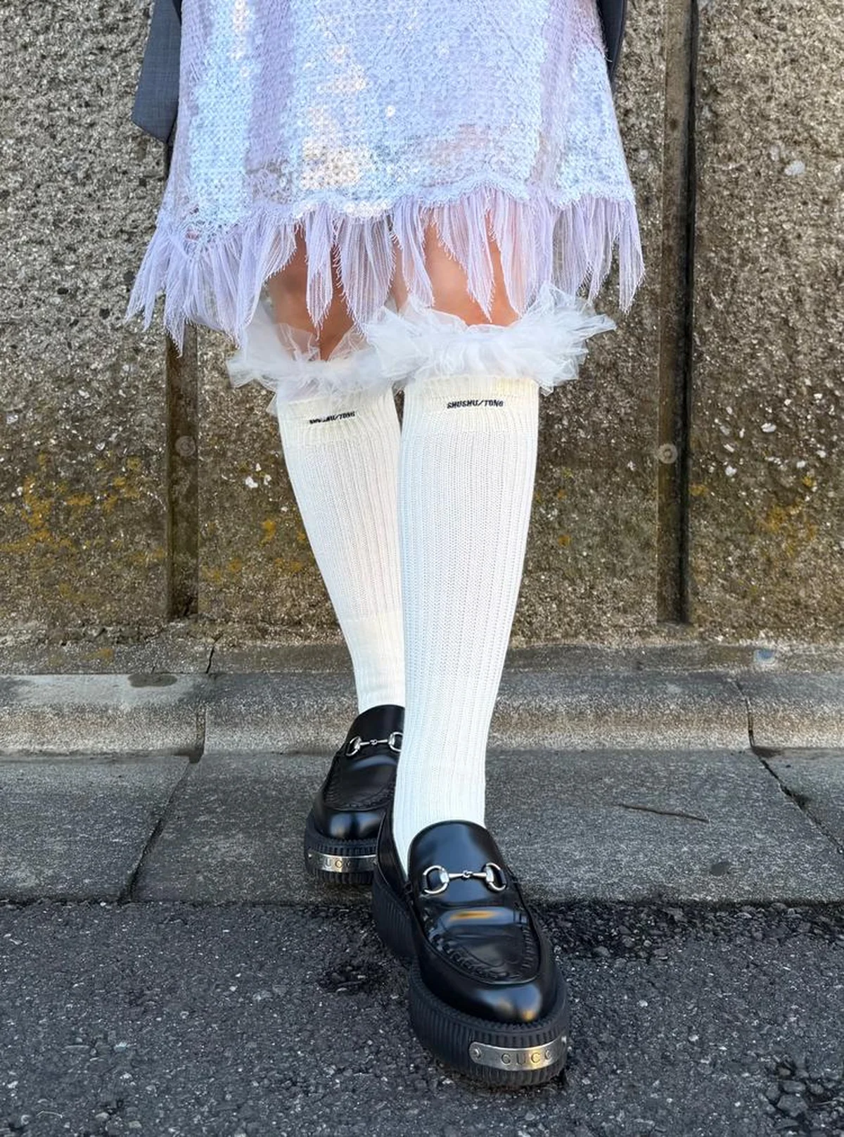 入口梨紗さんの足もとスタイリング　グッチのローファー