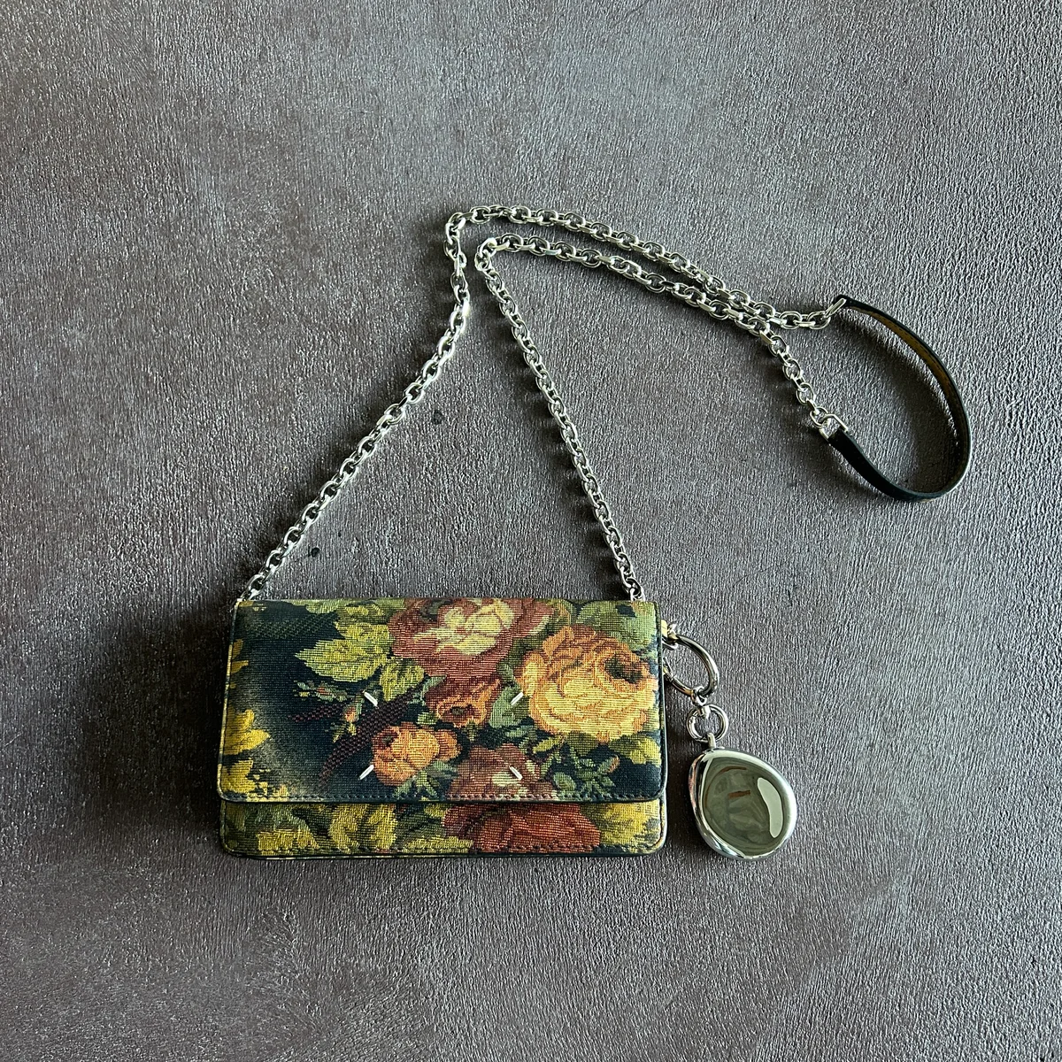 ネイル&リップバーム GIU YOUR BALMをバッグにつけたところ