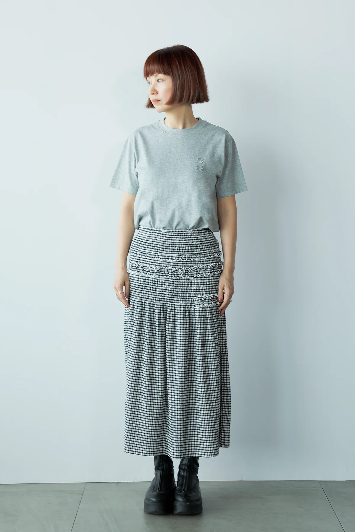 ユニクロ アンド セシリー バンセンのシャーリング スカートとグラフィックTを着用したエディター