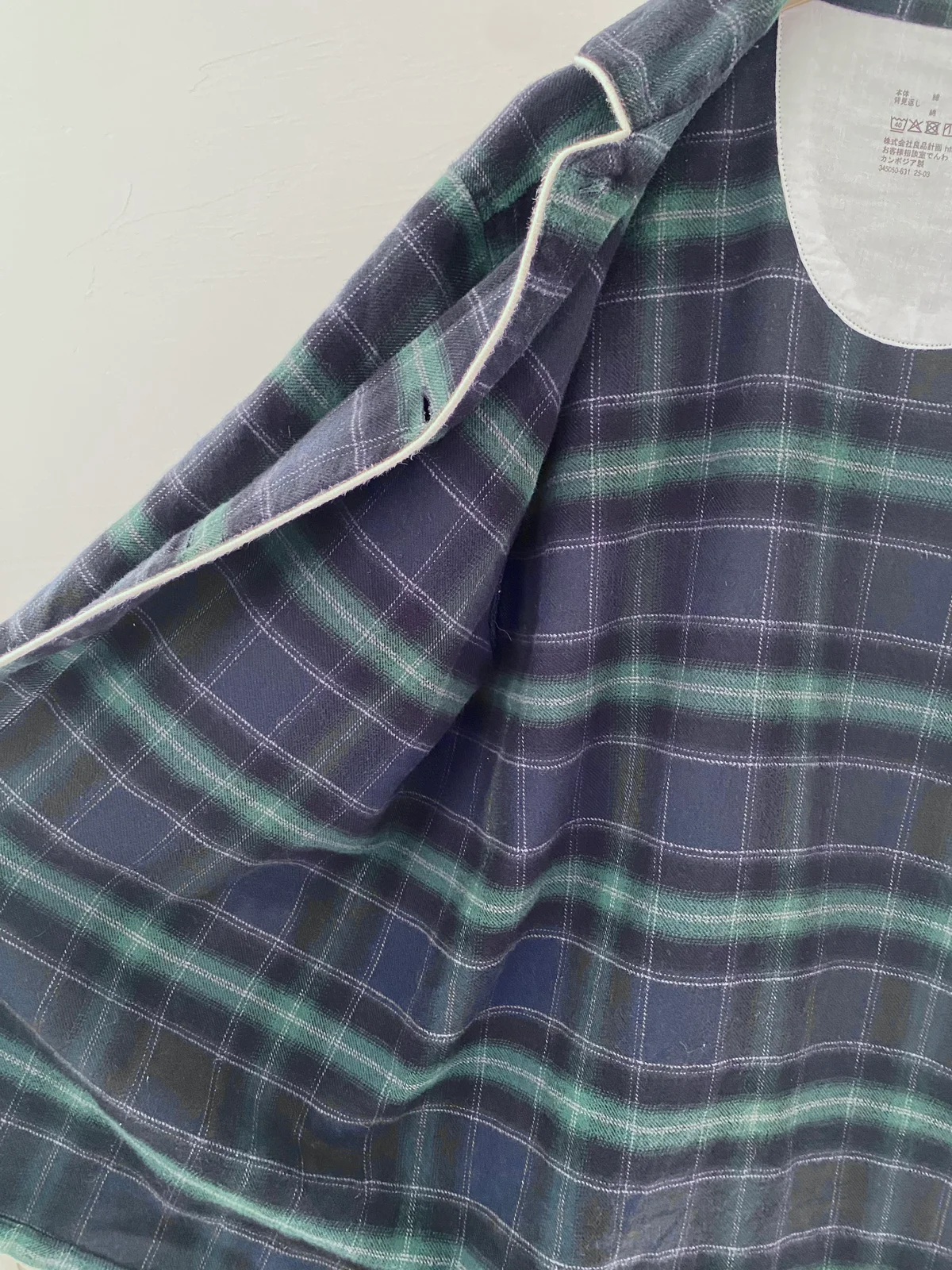 無印良品の「脇に縫い目のない フランネル長袖パジャマ」の内側部分。脇に縫い目がないことを見せるカット