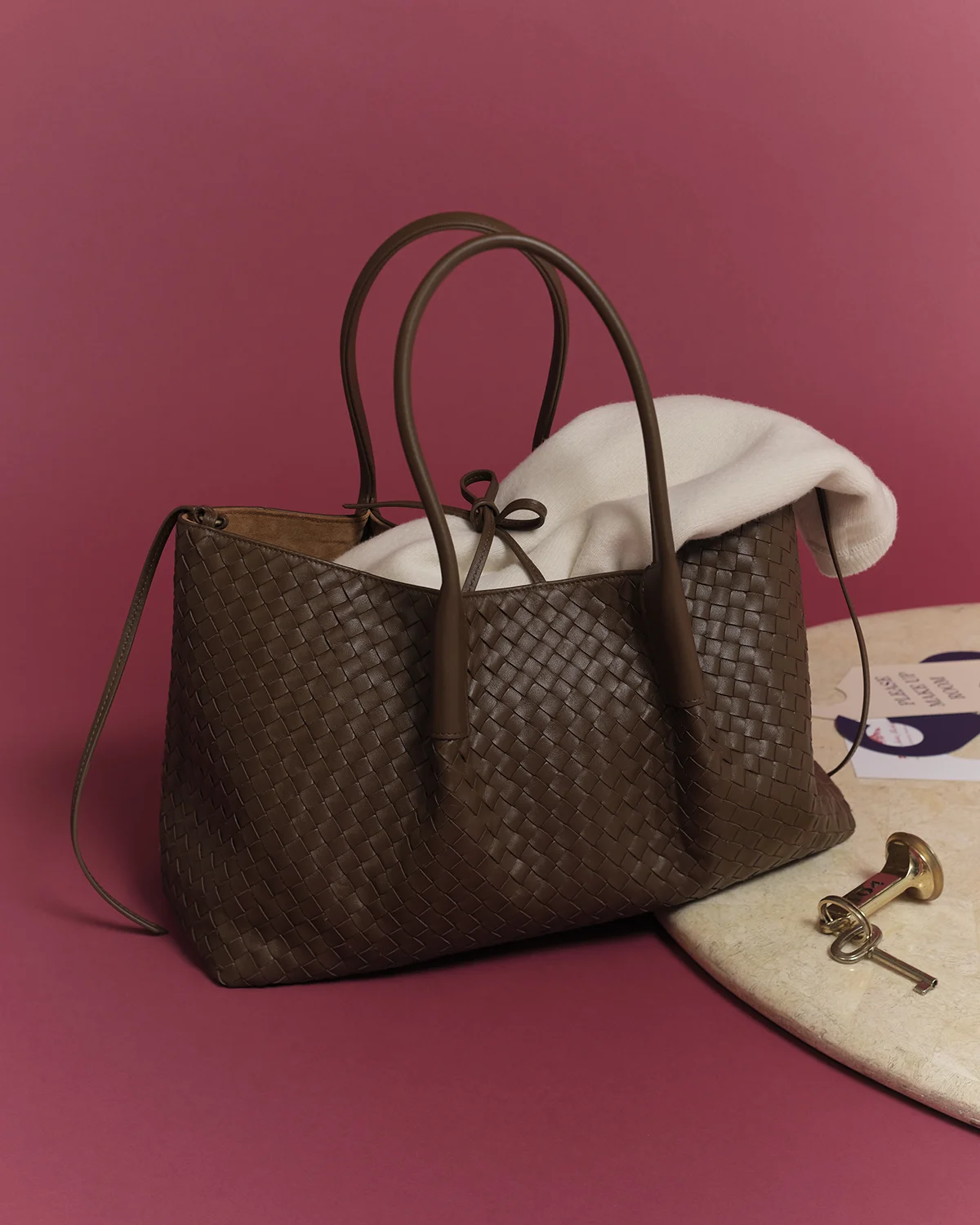 バッグ〈H23×W43×D17.5cm〉￥657,800／ボッテガ・ヴェネタ ジャパン（ボッテガ・ヴェネタ）