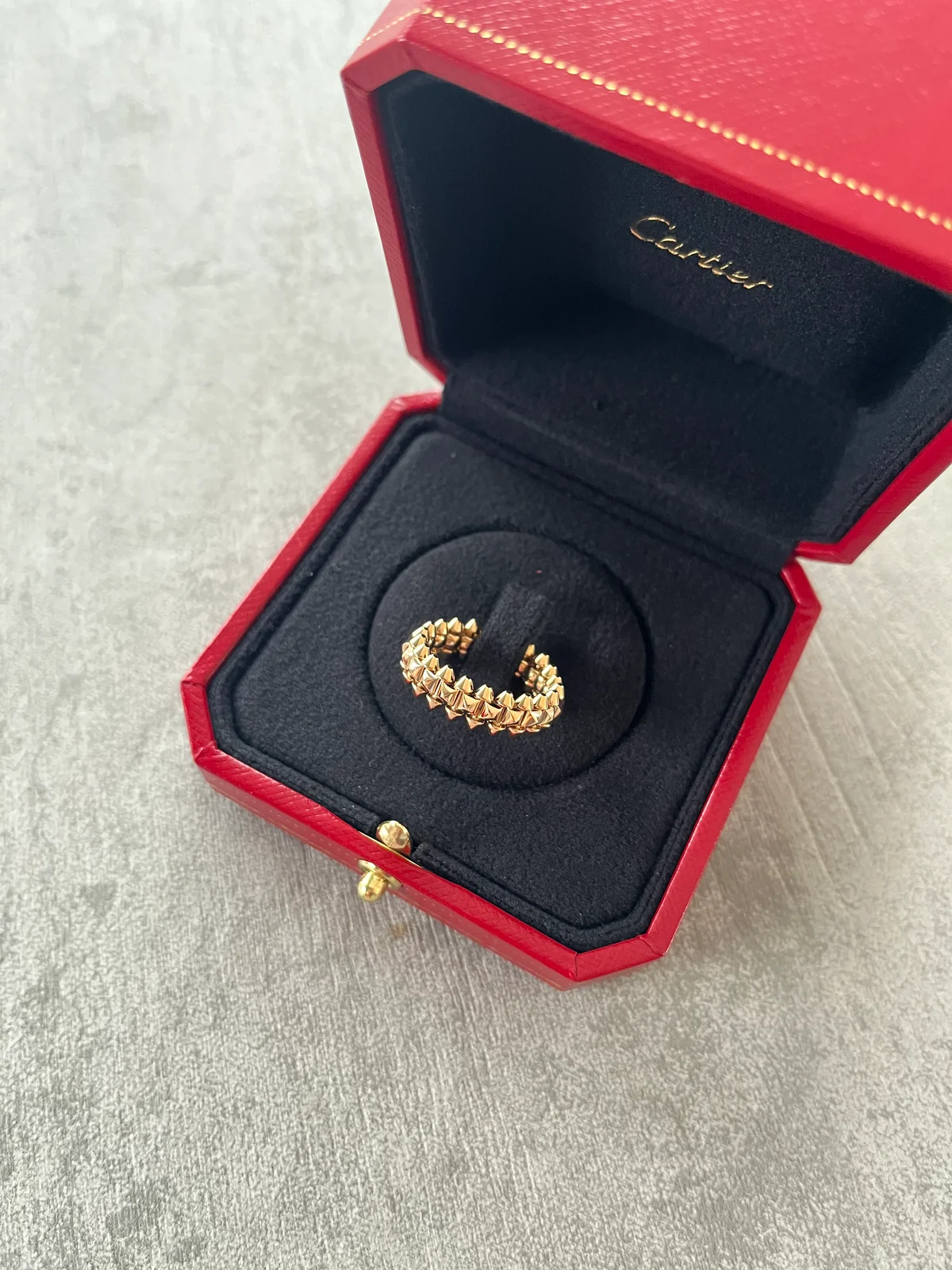 カルティエの名品リング「クラッシュ ドゥ カルティエ リング スモールモデル」ピンクゴールド