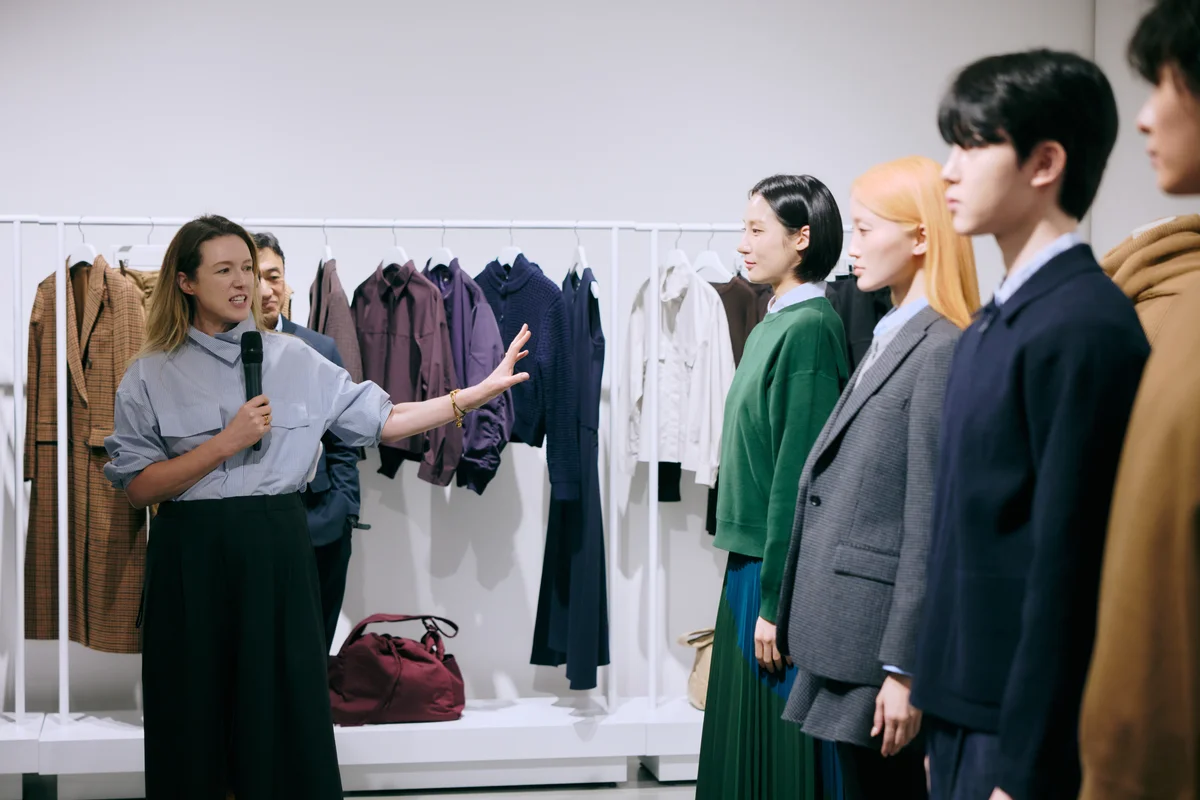 UNIQLO：C2025年秋冬コレクションのプレゼンテーションを行うクレア・ワイト・ケラー