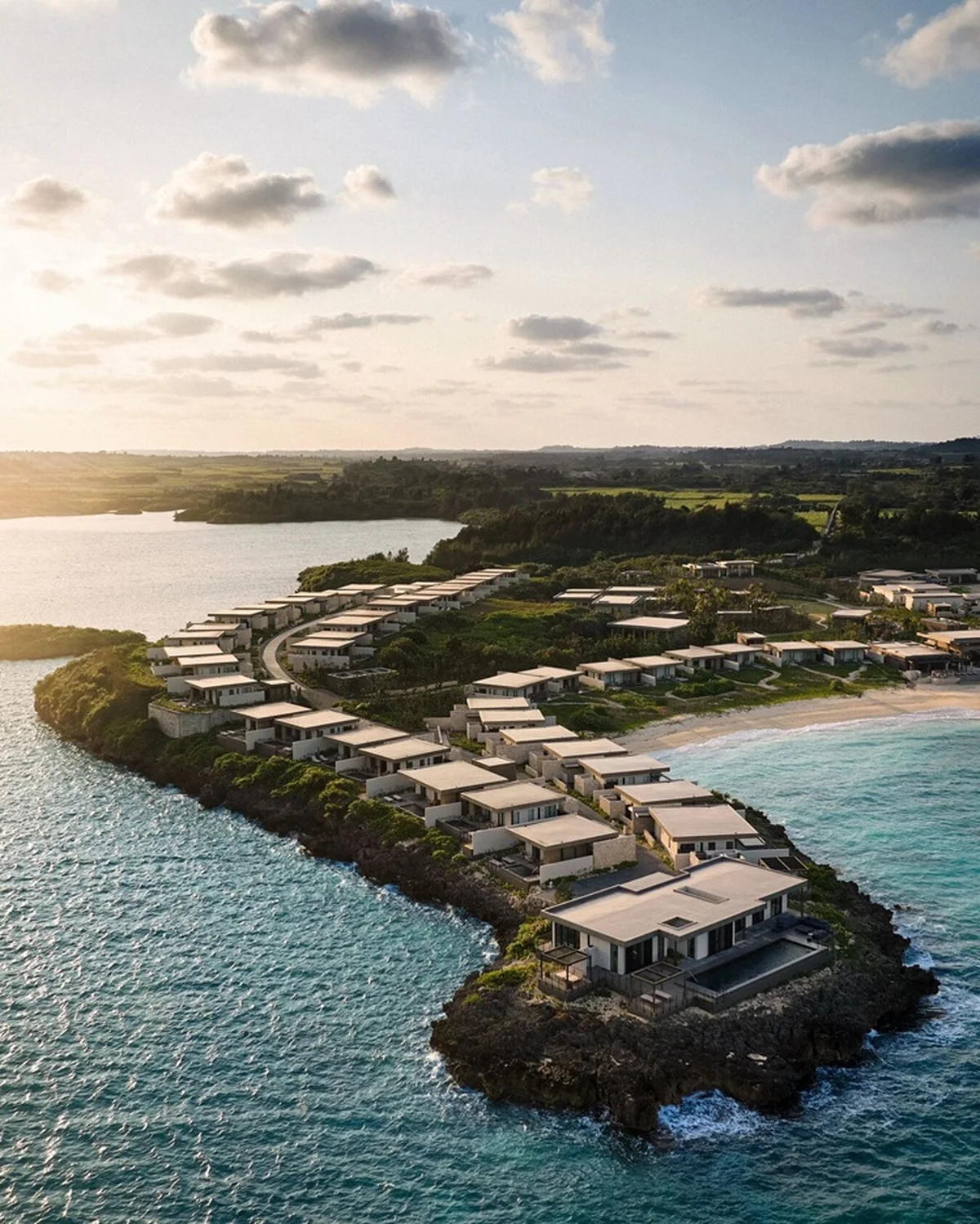 閑静なビーチが点在する大浦湾に佇む沖縄「ローズウッド宮古島」