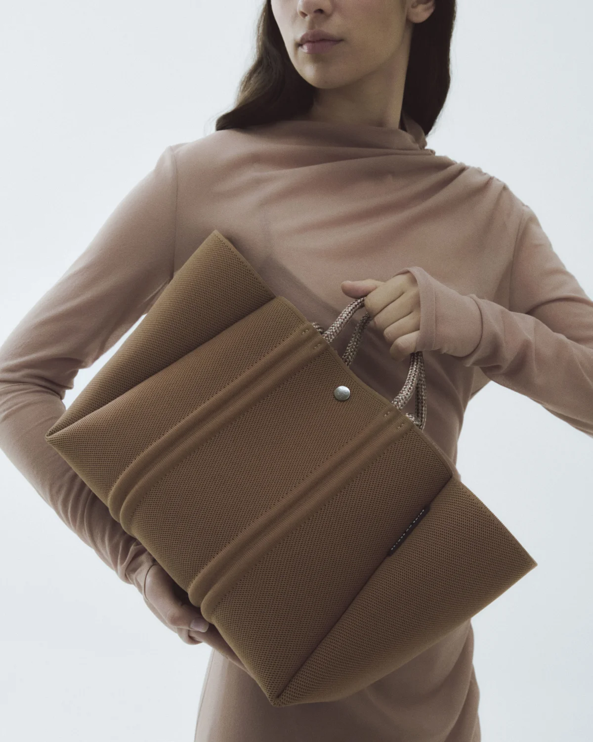 ステート オブ エスケープ「メリディアンコレクション」を持ったモデル