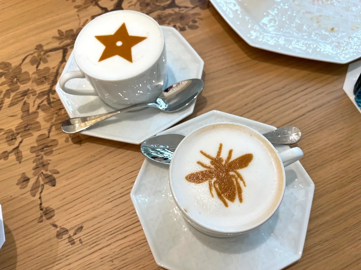 「カフェ ディオール by アンヌ＝ソフィー・ピック バンブー パビリオン」のアイコン５種がプリントされる「ラテ」