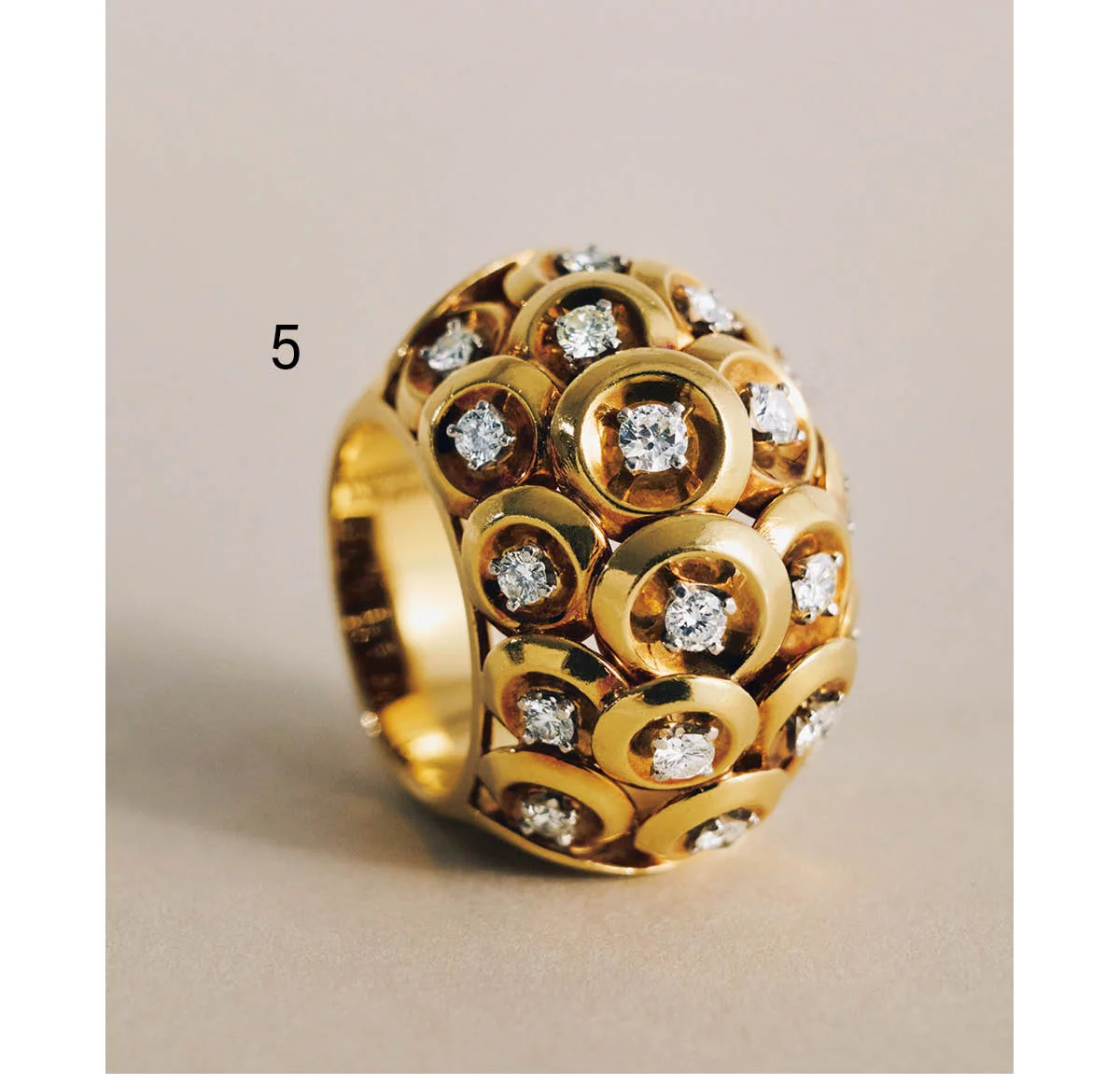 ジャーナリスト・本間恵子さんの私物である、ヴァン クリーフ&アーペルのリング