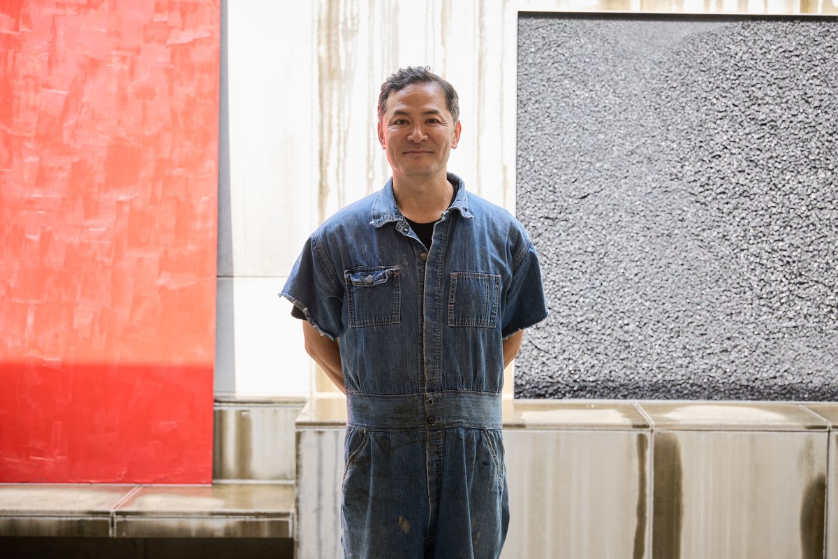 作品の前で微笑むキム・チャンオクさん