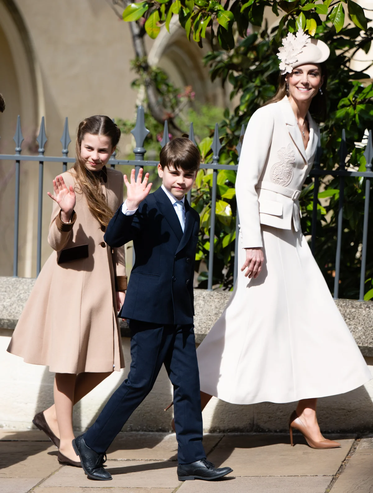 セント・ジョージ礼拝堂を後にするキャサリン皇太子妃、ルイ王子、シャーロット王女