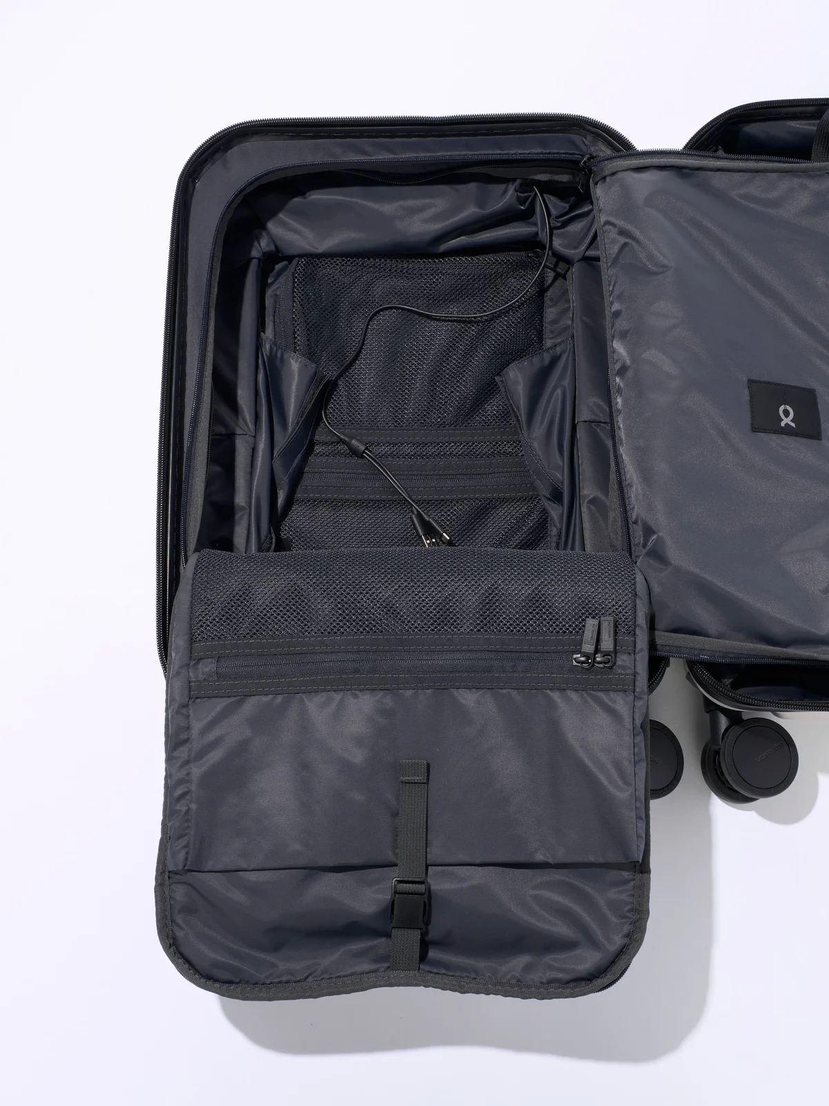 【モノリス】の「SUITCASE PRO OCTA 30」には移動中の充電も可能なケーブル＆USBポートがある