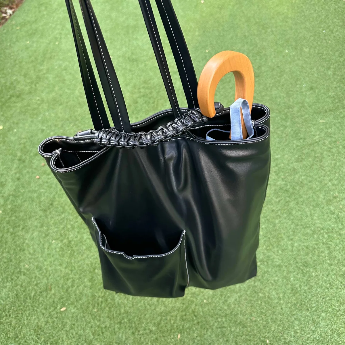 サンバリア100の折りたたみ日傘 ２段折 / コンビのネイビー(木曲がり手元)と通勤トートバッグ