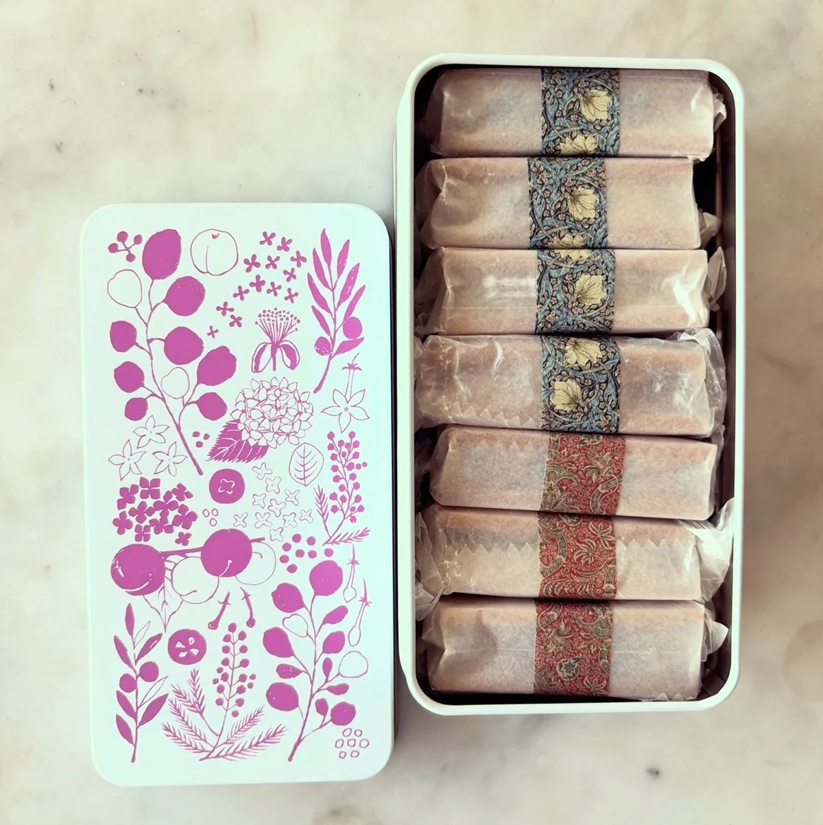 三鷹ka ha na -菓葉絆-｜バターサンド缶。レーズンサンドと限定マロンバターサンド入り