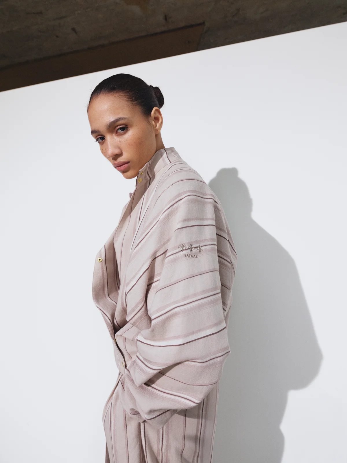 タトラス2026年春夏コレクション、ネダ ジャケットとエキュヴァ パンツ