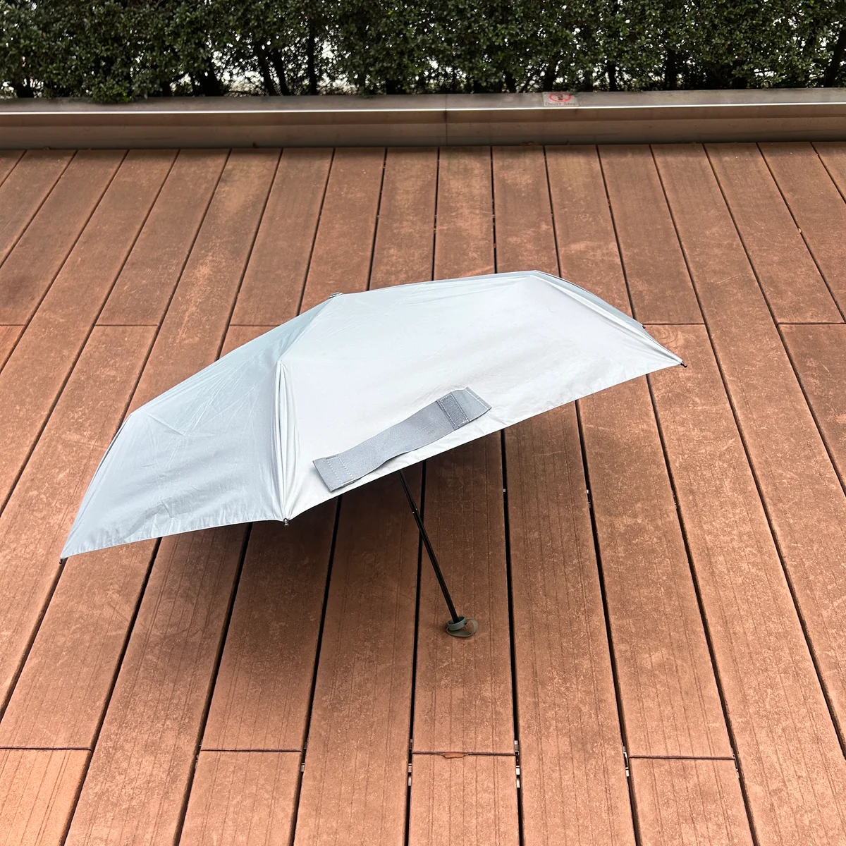 コンビニエンスウェア　晴雨兼用スリム傘　開いたところ