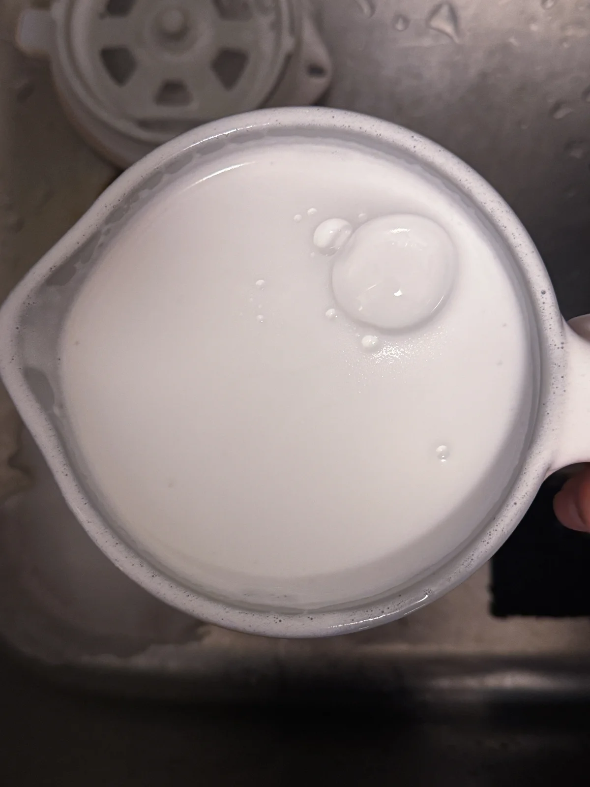 レコルトの自動調理ポットを洗っているところ