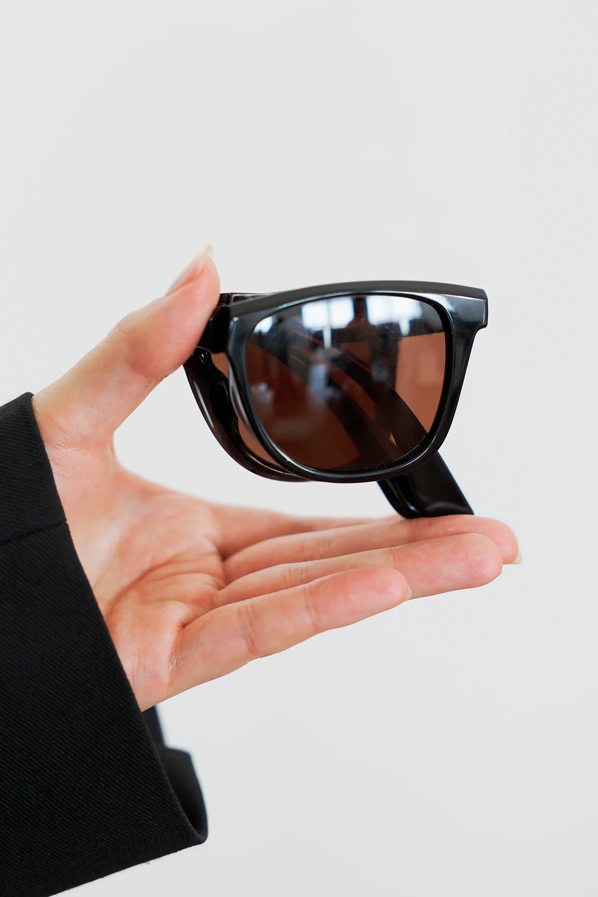 ユニクロのサングラス ウェリントンフォールディングを折りたたんだ様子