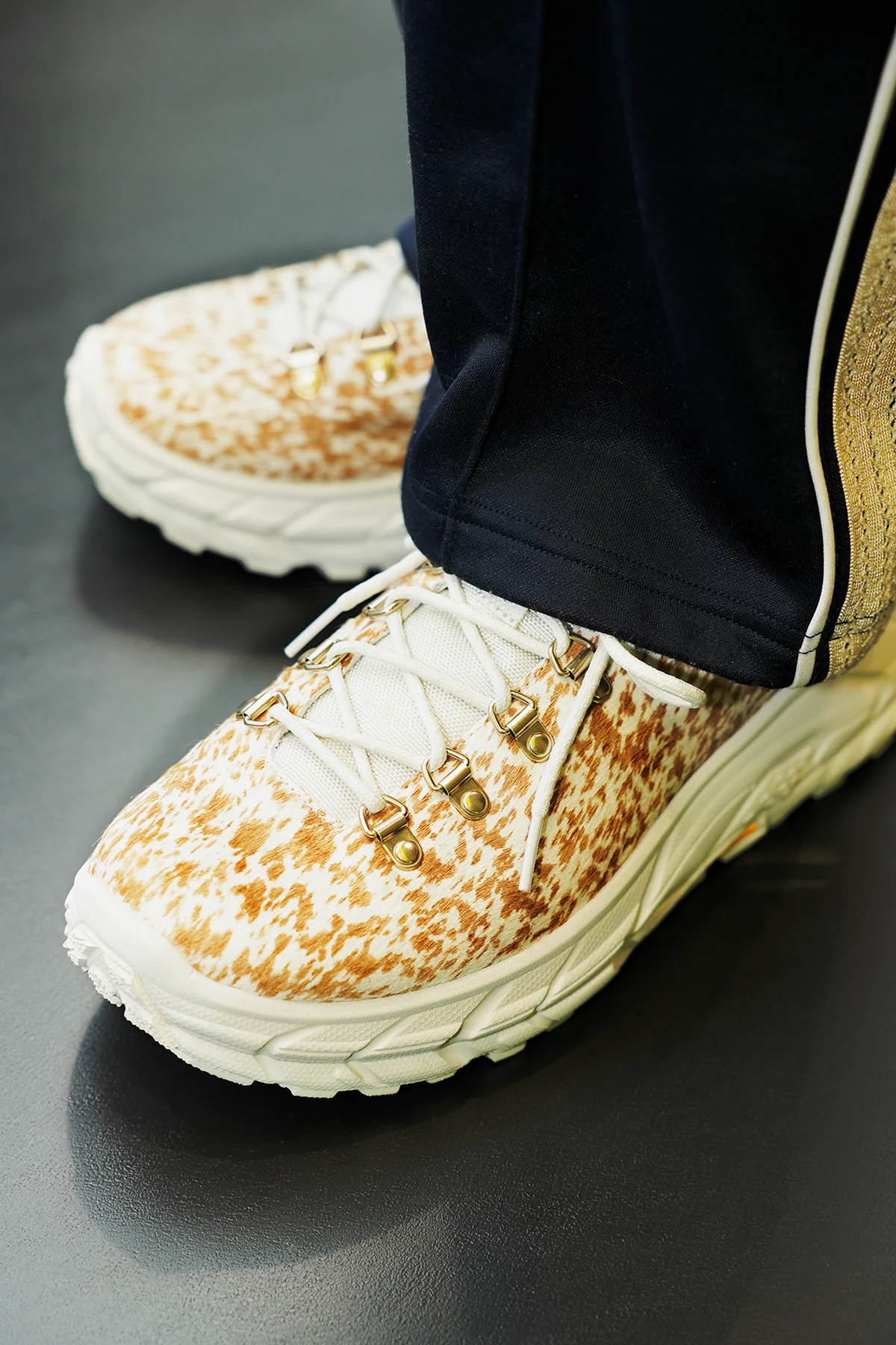 ホカのTOR SUMMIT+スニーカーの正面から見たところ