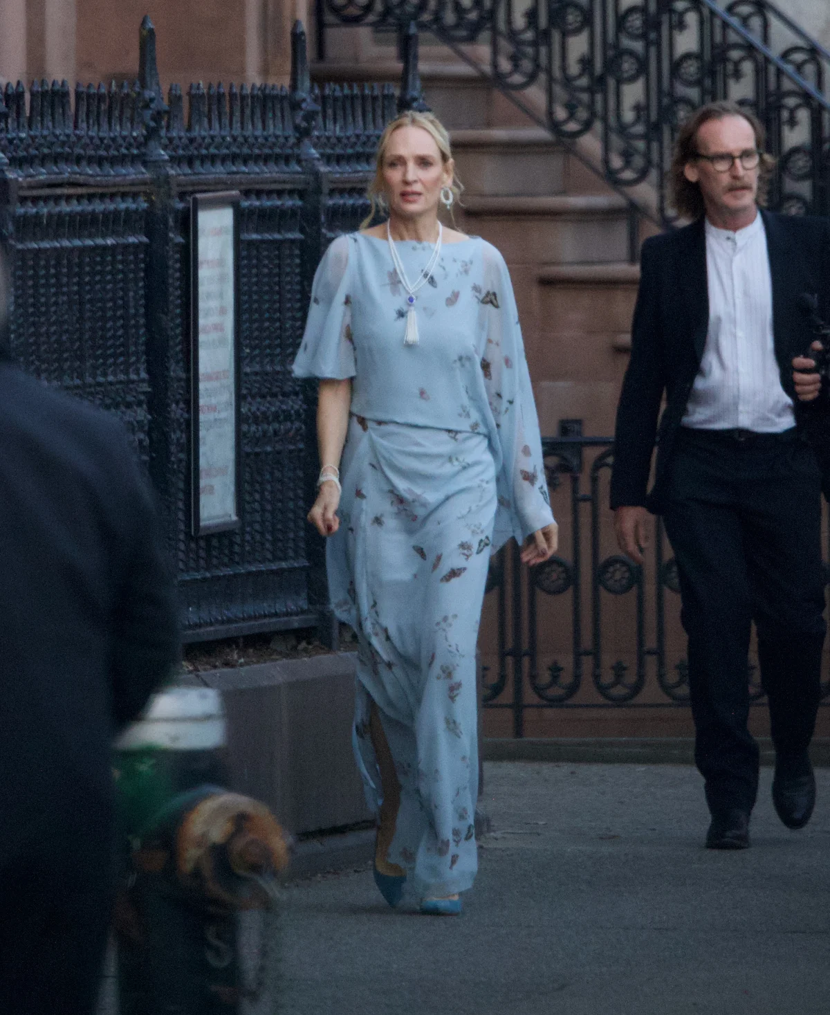 結婚式に参列するユマ・サーマン