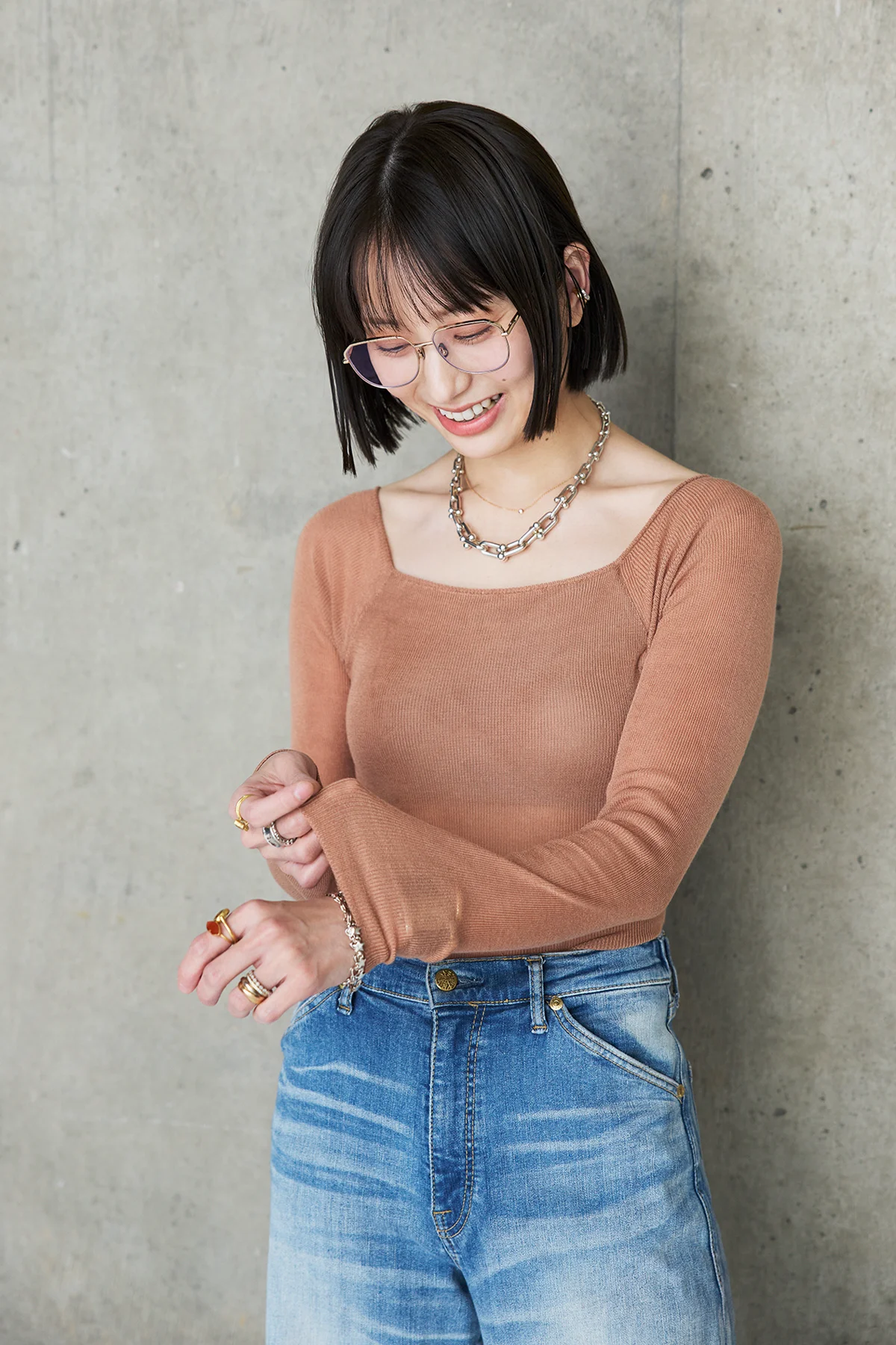 SPURSHOP別注カシミヤ混カップつき 美ニットトップス ロングスリーブを着用した長谷川あかりさん