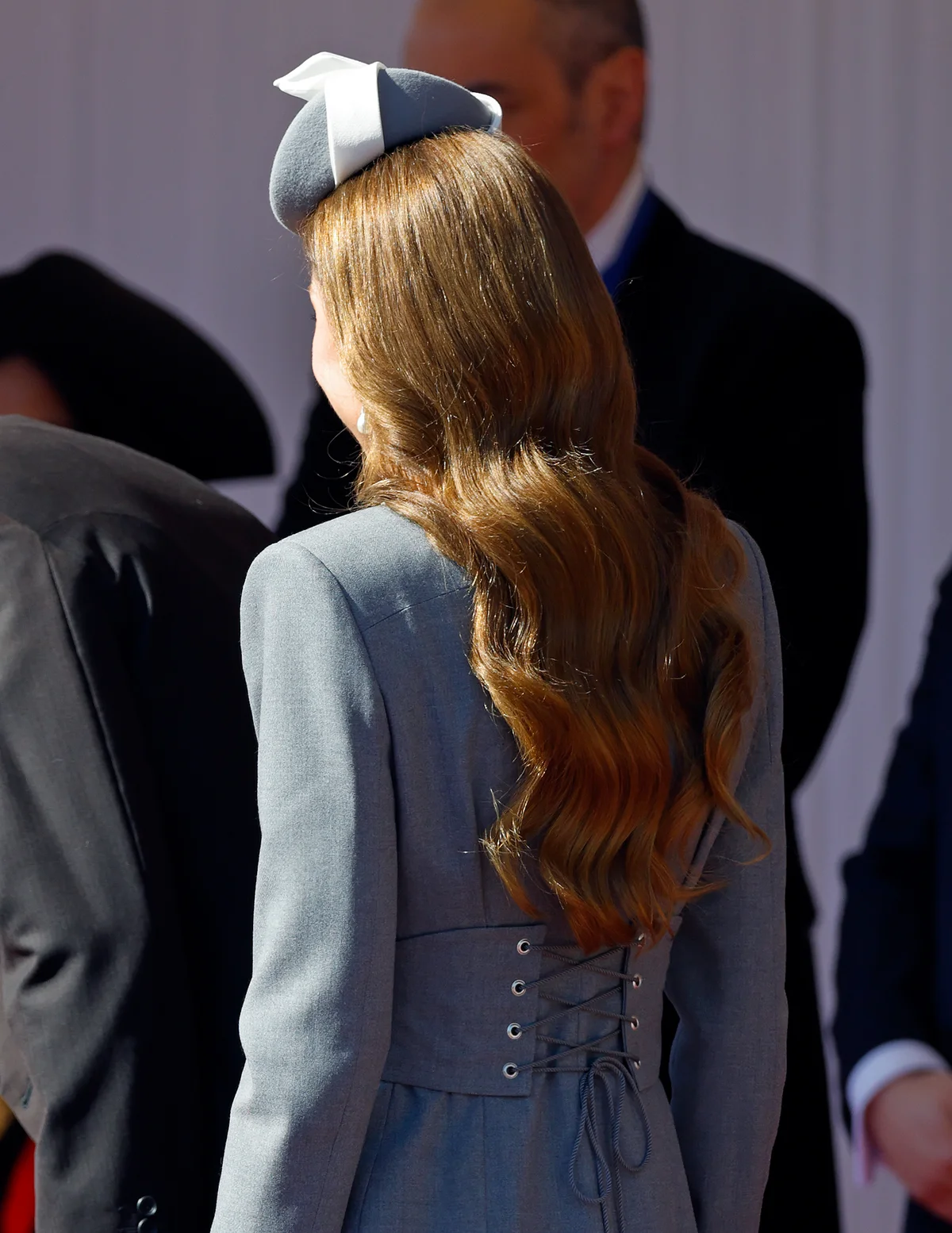 キャサリン皇太子妃が着用していたコートの後ろはレースアップディテールに