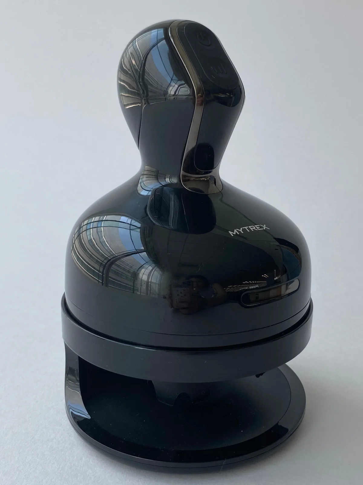 MYTREX HEAD SPA DEEP Xをスタンド兼充電器にセットした様子