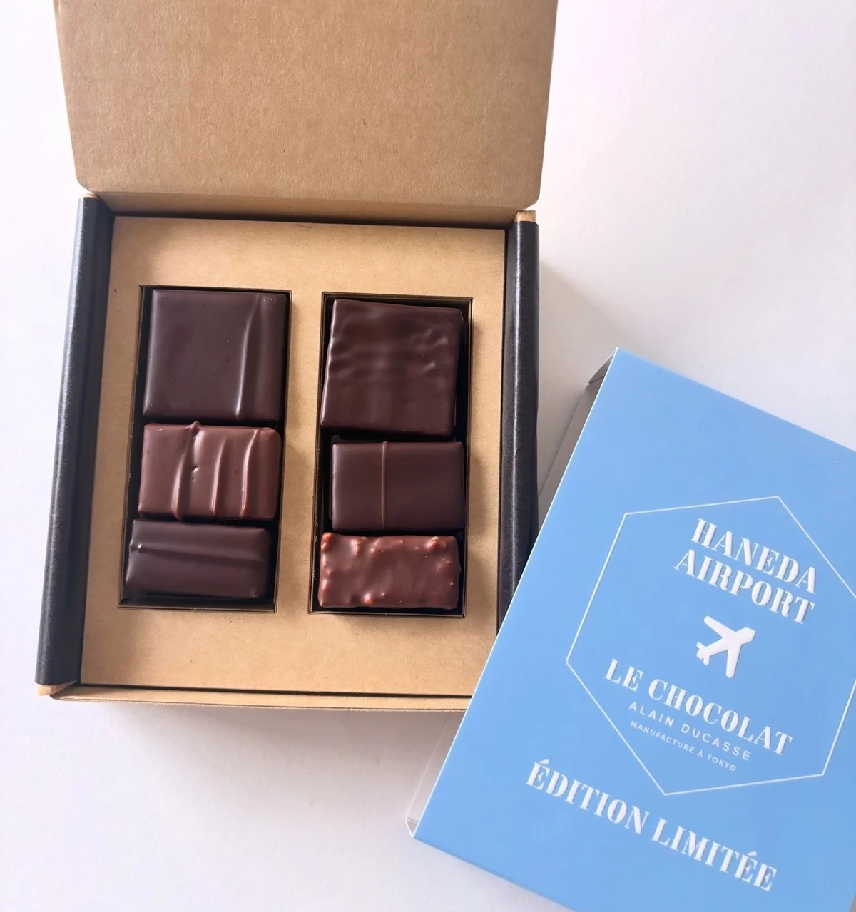 ル・ビスキュイ・アラン・デュカスで見つけた、羽田空港限定パッケージのチョコレート詰め合わせも