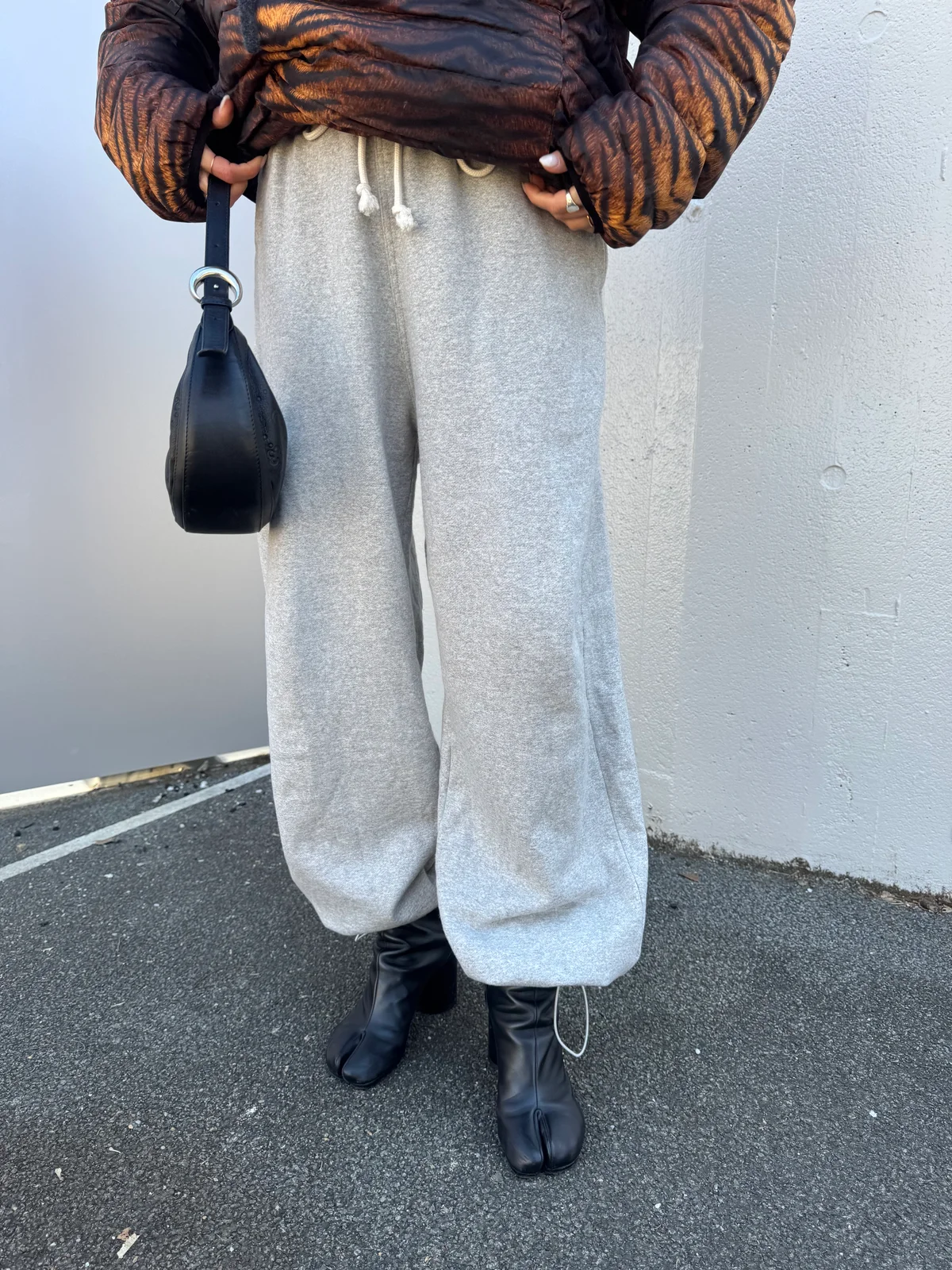萩原さんが着用したアンスクリアのスウェットパンツルック　下半身寄り